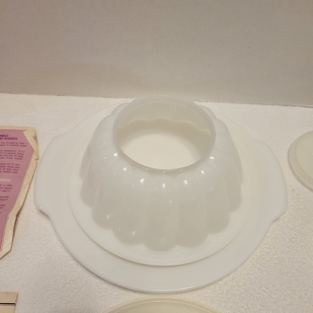 Tupperware Vintage Jel-N-Serve food mold set w/ 4 tops - Picture 2 of 6